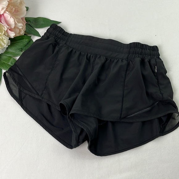 lululemon athletica Pants - Lululemon Black Elastic Waist Hotty Hot Low Rise Lined Shorts w/ Pockets Size 6
